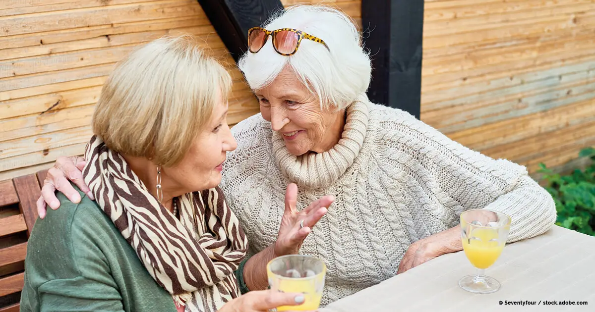 frauen unterhalten sich ueber die goldimplantation